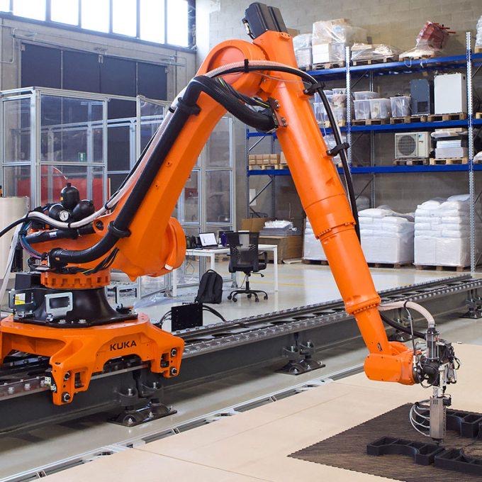 Caracol Heron AM robotic arm manufacturing a large composite structure